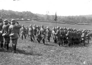Erster Weltkrieg : Wilhelm II. vor aufgereihten deutschen Soldaten