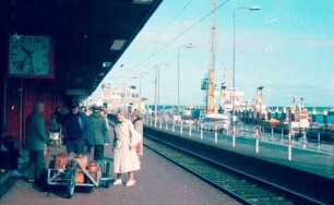 Norddeich: Mole, Bahnsteig und Fährschiff