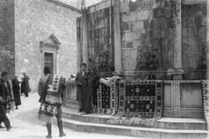Teppichhändler : Teppichhändler am Großen Onophrian-Brunnen.