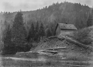 Berghütte : Eine Berghütte oberhalb eines abgerutschten Hanges