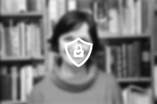 Evers, Magrit: Diplom-Sozialpädagogin, Leiterin einer Eltern-Kind-Gruppe und eines Spielkreises in Zarpen: Autorin eines Buchs über Kinder-Spiele: Einwohnerin von Heilshoop: vor Bücherregal