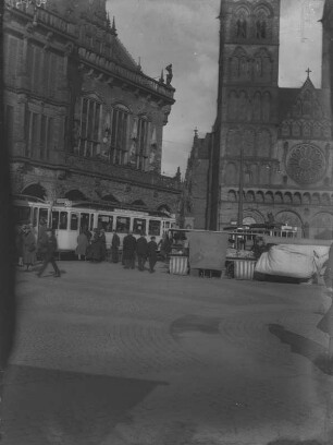 Marktplatz von Bremen : Alltagsszene auf dem Bremer Marktplatz. Im Hintergrund links das Rathaus und rechts der Bremer Dom