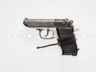 Pistole M74 mit Ersatzmagazin und zwei Patronen