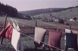 Erzgebirge. Dorfansicht, Bettzeug auf einer Wäscheleine