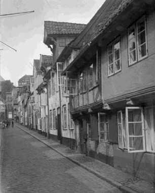 Innerstädtischer Straßenzug, möglicherweise Lübeck oder Flensburg
