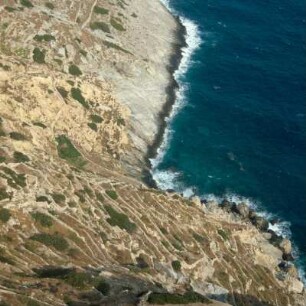 Folégandros. Felderterrassen unterhalb von Chora und Kastron