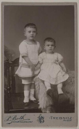 Geschwisterpaar, aufgenommen in Trebnitz (Schlesien) : Geschwisterpaar, aufgenommen in der P. Both Photogr. Kunstanstalt in Trebnitz in Schlesien (Trzebnica, Polen)
