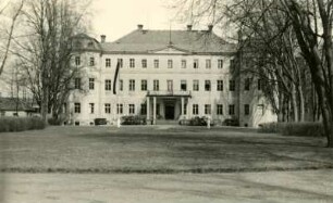Ehemaliges Schloss, jetzt Schule in Kreba : Něhdyši hród, nětko šula w Chrjebi