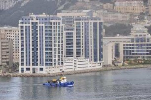 City von Gibraltar : Vor den Bürohochhäusern am Hafen fährt ein Hafenschlepper. Aufgenommen am 14. Oktober 2009 in Gibraltar