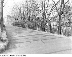 Fußweg an der Carolabrücke, im Hintergrund der Rat des Bezirkes (ehemaliges Gesamtministerium)