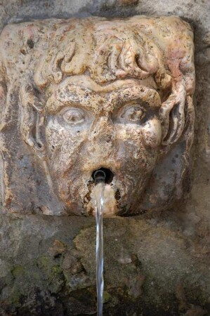 Lissabon, alter Brunnen in der Burganlage Castelo Sao Jorge