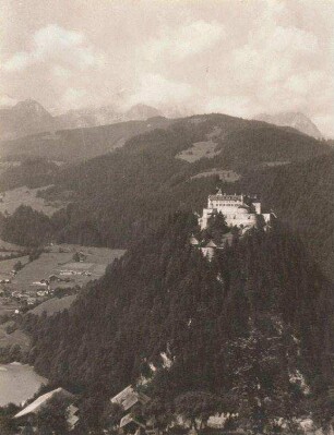 Werfen. Festung Hohenwerfen (Baubeginn 1075, Erneuerung 2. H. 16. Jh.). Ansicht mit Hochkönig (2941 m)