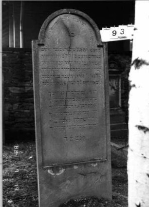 Grabstein 93 (Index: 100094798) Material: Sandstein Zustand: längs gesprungen Maße HxBxT: 186x70x13 cm Beschreibung: Stele, eingezogener Rundbogenabschluß, Schriftfeld eingetieft Besonderheit: gereimter 6-Zeiler; - Zit.Ps.45, 14: Grabstein 93