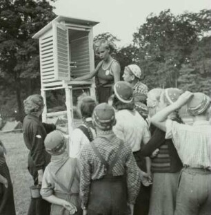Dresden. 1. Pioniertreffen der DDR. Meteorologische Station (Wetterhütte) der Pionierexpedition Havel 1952