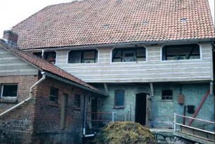 Traufseite des Bauernhauses Dorfplatz Nr. 8, verkleidete Oberlaube