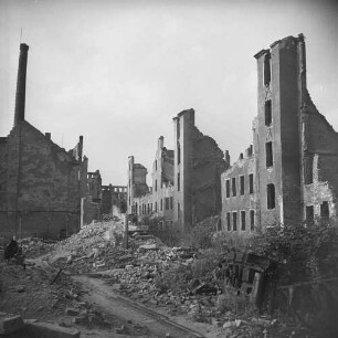 Dresden nach der Bombardierung vom 13./14. Februar 1945. Straßenbild mit Ruinen (wohl zwischen Sophienkirche und Altmarkt)