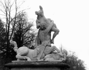 Dresden-Altstadt. "Der Kentaur Eurytis vergreift sich an Hippodamia" (A. Corradini), Hauptallee im Großen Garten