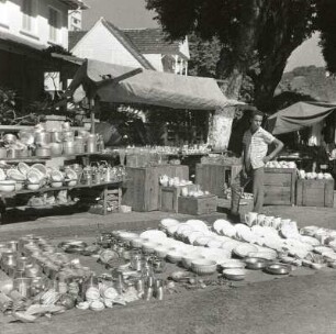 Santos, Brasilien. Markt mit Geschirrstand