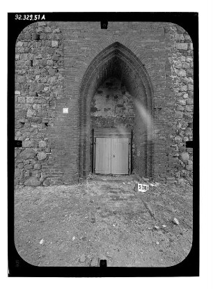 Müncheberg. Ruine der Stadtpfarrkirche St. Marien (Restaurierung 1991-1996). Portal