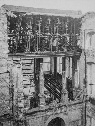 Ruine des Japanischen Palais. Elbflügel mit Regalflächen der Sächsischen Landesbibliothek