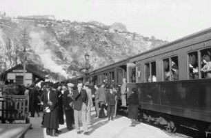 Bahnhof Taormina-Giardini : Reisefotos Italien. Sizilien.Taormina-Villagonia. Bahnhof Taormina-Giardini. Bahnsteig mit Reisenden an einem Zug