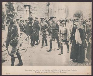 Beerdigung von zwei in den Kämpfen bei Tiflis gefallenen deutschen Soldaten. Deutsche und grusinische Offiziere im Trauerzug.