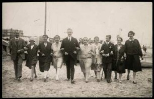 Gruppenbild an einem Strand auf Usedom