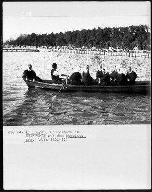 Schwestern im Ruderboot auf dem Ruppiner See