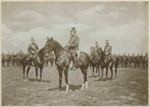 Ulanen in Uniform mit Mützen zu Pferd auf Exerzierplatz