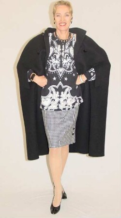 Mehrteiliges Ensemble in schwarz-weißem Muster- und Materialmix