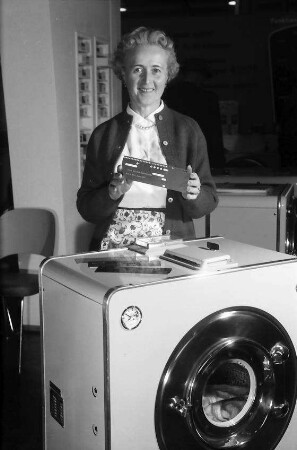 Basel: Schultheiss Waschmaschine mit Lochkarte