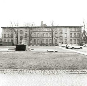 Cottbus, Karl-Liebknecht-Straße / Ecke Lausitzer Straße. Infanteriekaserne der Bundeswehr (1886). Seitengebäude (dreigeschossig), Hoffront