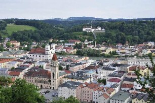 Passau - Stadtübersicht : Stadtübersicht mit dem historischen Rathaus (vorne) und dem Mariahilfkloster auf dem Berg. Aufgenommen in Passau am 10. Juni 2011
