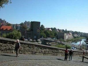 Blick über die Neiße mit Fußgänger-Grenzbrücke zum polnischen Stadtteil Zgorzelec