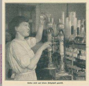 Chemikerin bei der Arbeit im Labor