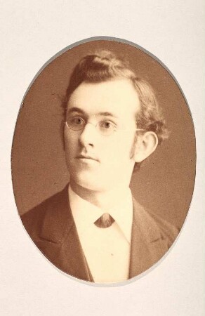 Porträt Julius Zumpe : Foto-/Bildersammlung Stenografische Sammlung. Porträt Julius Zumpe. Photographie (1884/1887; E. Zwarg). Dresden: SLUB P a 0223