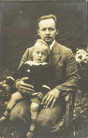 [Musikschriftsteller Walther Howard mit Sohn]