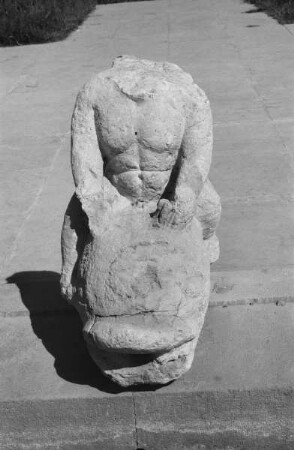 Putto auf einem Delphin