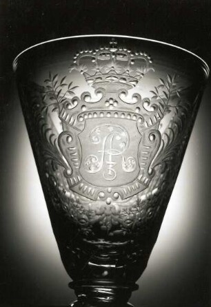 Pokal. Detail Kuppa mit Monogram AR 3. Sachsen, um 1733/1740. Glas (farblos), Schliff, Matt- und Klarschnitt. Dresden: Kunstgewerbemuseum