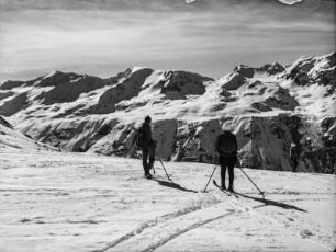 Skiwanderer : Skiwanderer blicken über das Gurgeltal in die Ötztaler Alpen.