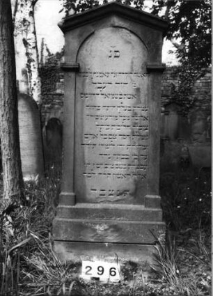 Grabstein 296 (Index: 99629797) Material: Sandstein Zustand: leicht abgeblättert Maße HxBxT: 168x64x29 cm Beschreibung: Stele auf Sockel, giebelartiger Abschluß mit Verdachung, beidseitig Pilaster Besonderheit: Zitat Proverbia 31, 27: Grabstein 296