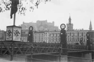 Geschmückte Hausfassaden : Anlässlich des Besuchs von Adolf Hitler geschmückte Häuser in Salzburg.