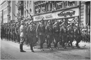 Heimkehr der Deutschen Wehrmacht nach dem Überfall und der Besetzung der Staaten Westeuropas durch Deutschland : Dresden. Heimkehr einer Infanterie-Einheit der Deutschen Wehrmacht nach dem Überfall und der Besetzung der Staaten Westeuropas durch Deutschland