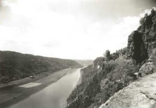 Sächsische Schweiz. Elbtal abwärts mit Wartturm. Blick von der Rahmhanke