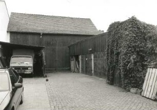 Radeburg, Carolinenstraße 5. Gehöft (um 1850). Hof mit Scheune und Schuppen