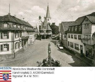 Michelstadt im Odenwald, Marktplatz mit Rathaus und Brunnen