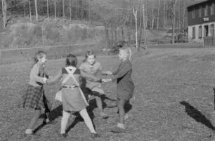 Kinder beim Spielen : Tanzende Mädchen