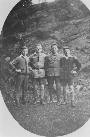 Die Gründer der Ortsgruppe Bermsgrün des Kommunistischen Jugendverbandes Deutschlands (Paul Beck, Kurt Beck und Paul Winkler) mit Kurt Schumann 1924 : Die Gründer der Ortsgruppe Bermsgrün des Kommunistischen Jugendverbandes Deutschlands mit Kurt Schumann 1924