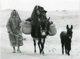 Familie auf dem Weg zum Markt : Eine Familie auf dem Weg zum Markt in Marokko.