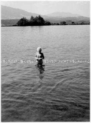 Kleiner Junge im Wasser (Altersgruppe bis 14)